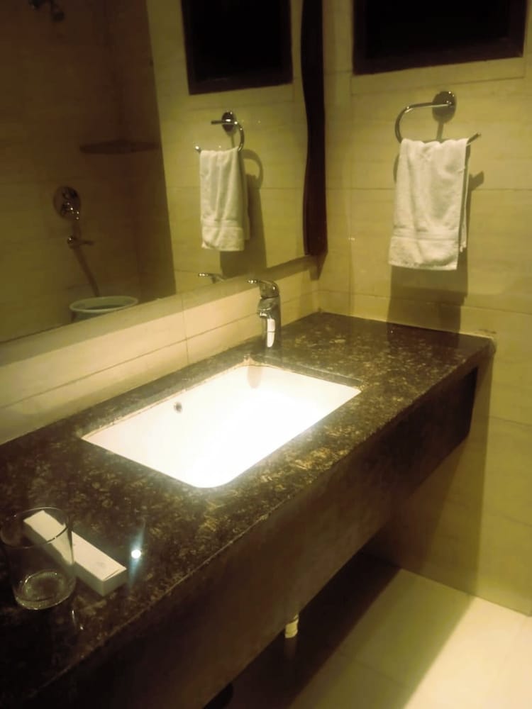 Hotel President Chintpurni