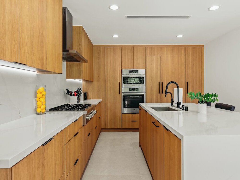 Casa Leona - Modern Masterpiece Behind Private Gates w/ Pool & Chef's Kitchen