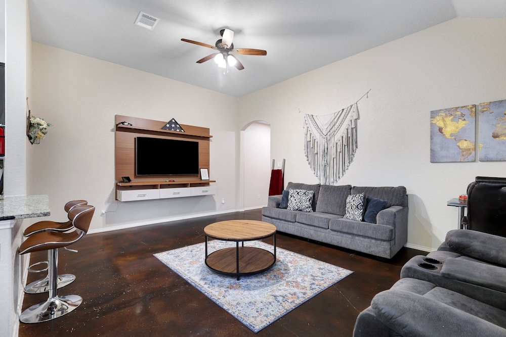 Modern Pet-friendly Duplex Near River Walk 3 Bedroom Duplex