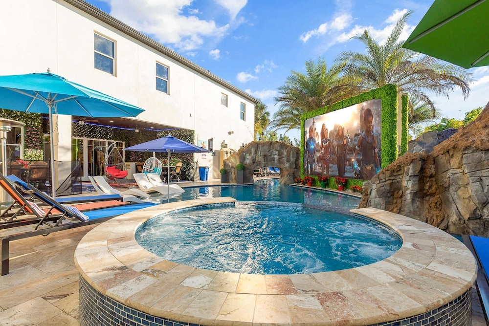 Ultimate Hollywood Themed Mansion for Big Groups