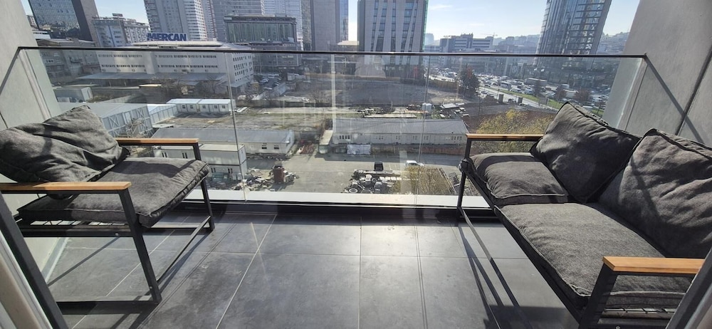 LUX RESIDENCE 2 ROOMS 1 SALOON