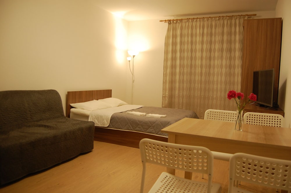 Studio Apartment City Center and Subway view 4