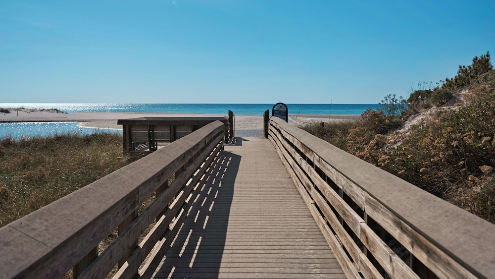 Best of Both Worlds: Pool, Golf Cart, Nearby Attractions & Steps to Beach!