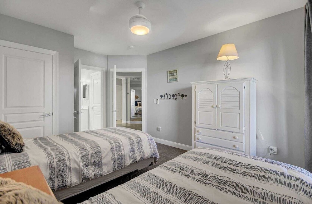 Beachfront 3bdr Condo w/ Pool & Deck Ocean Views Ocean Blvd #102 by Avantstay