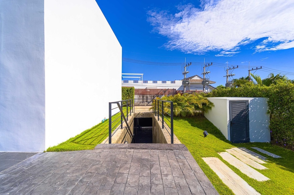 Luxury 5 Bedroom Pool Villa KH-C1