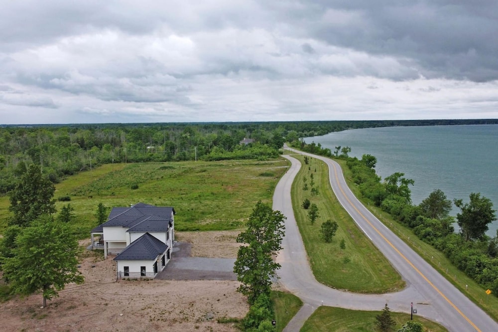 Lucky Mansion Luxury Villa in Fort Erie