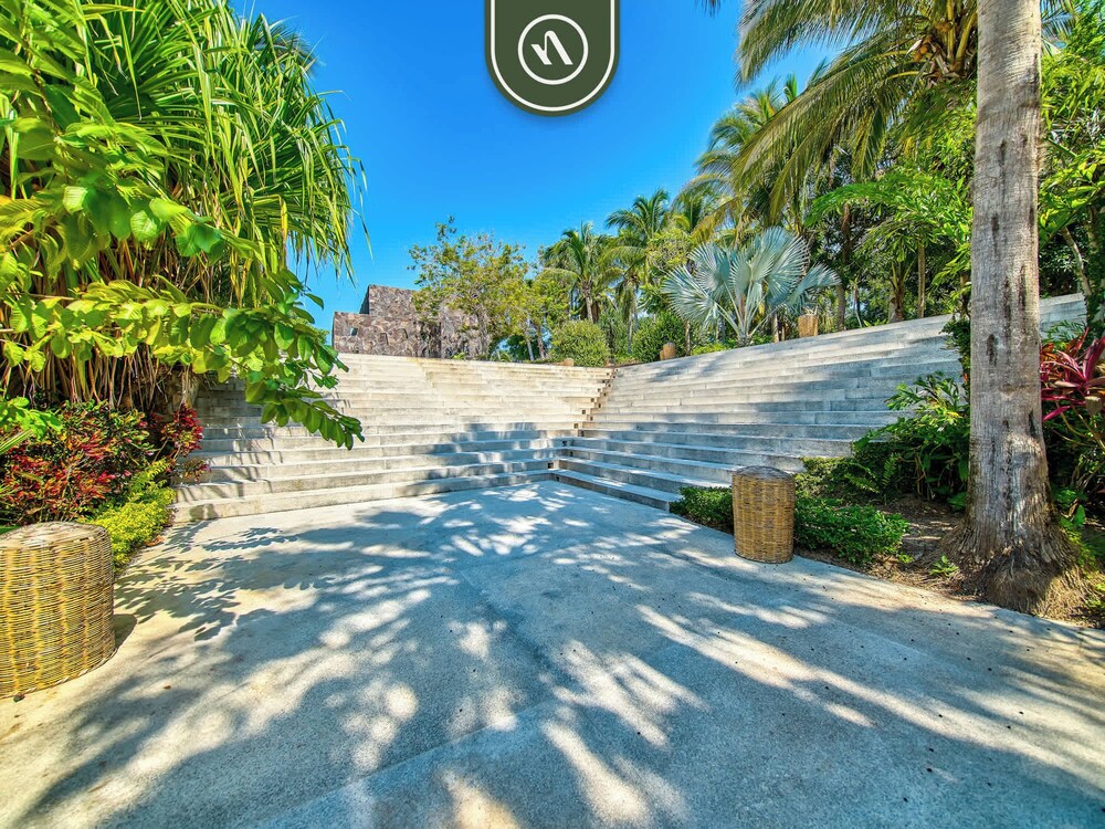 Luxury Oceanfront Villa - Private Beach - Pool