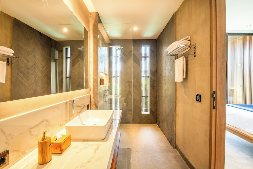 Seaside Escape: 4BR Villa, 190m to Canggu Beach