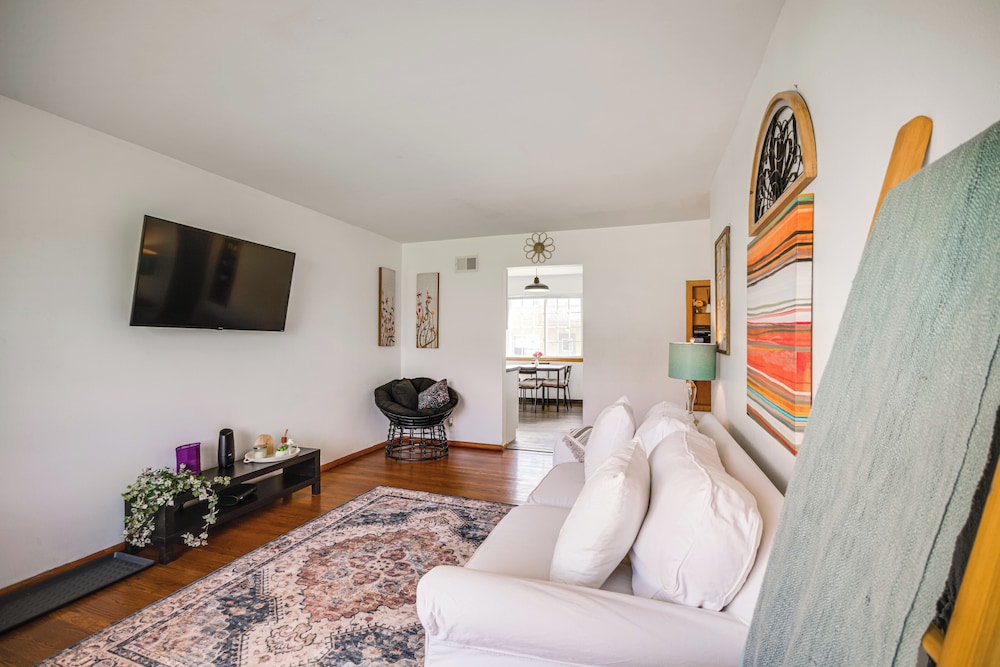 Menomonee Falls Condo 12 Mi to Lake Michigan!