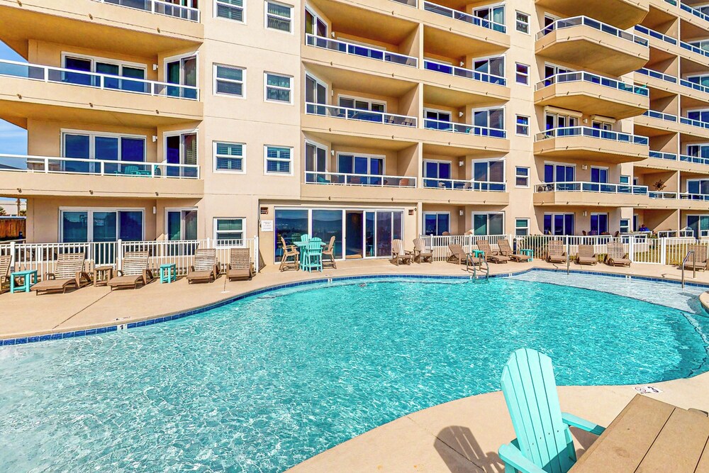 4BR Condo w/ Gulf Views & Amenities