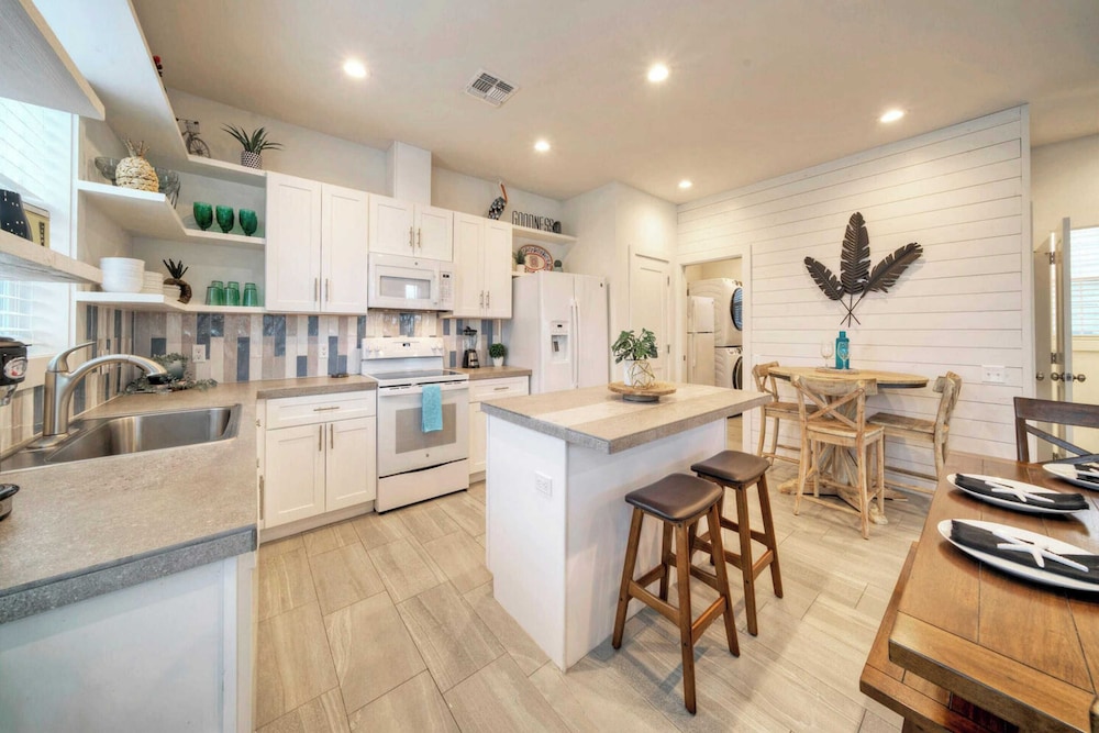 Sleeps 20 2 Homes in Mercer Village w/ Pool Heart of Old Town, Walkable