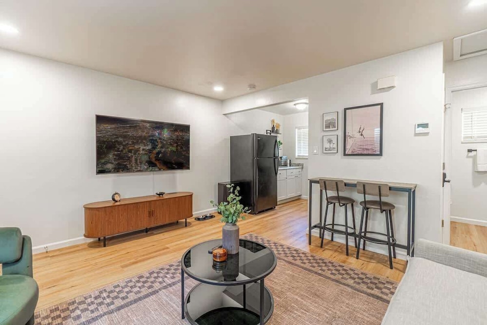 Designer Living Pet-friendly UNR 2BR 1BA