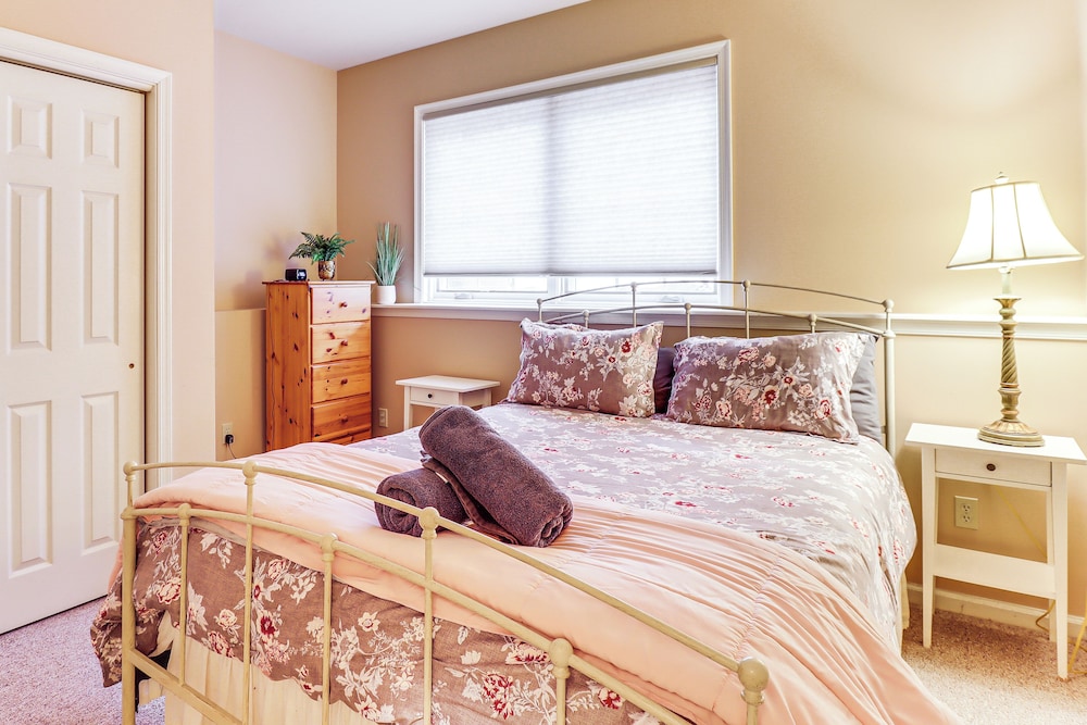 Boulder Lake Access: Townhome w/ Deck!