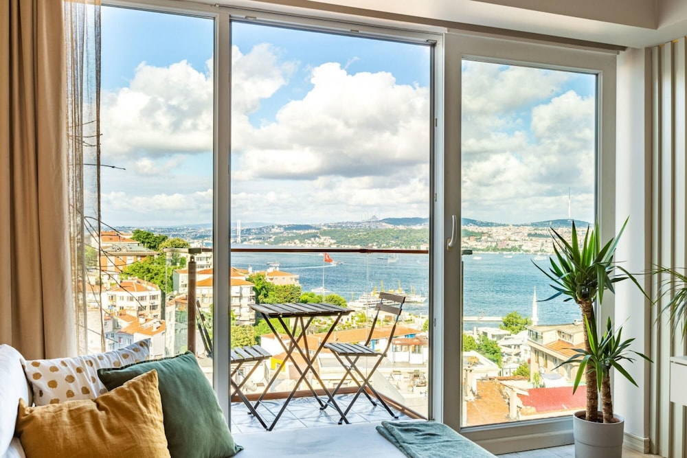 Central Apartment With Bosphorus View in Cihangir