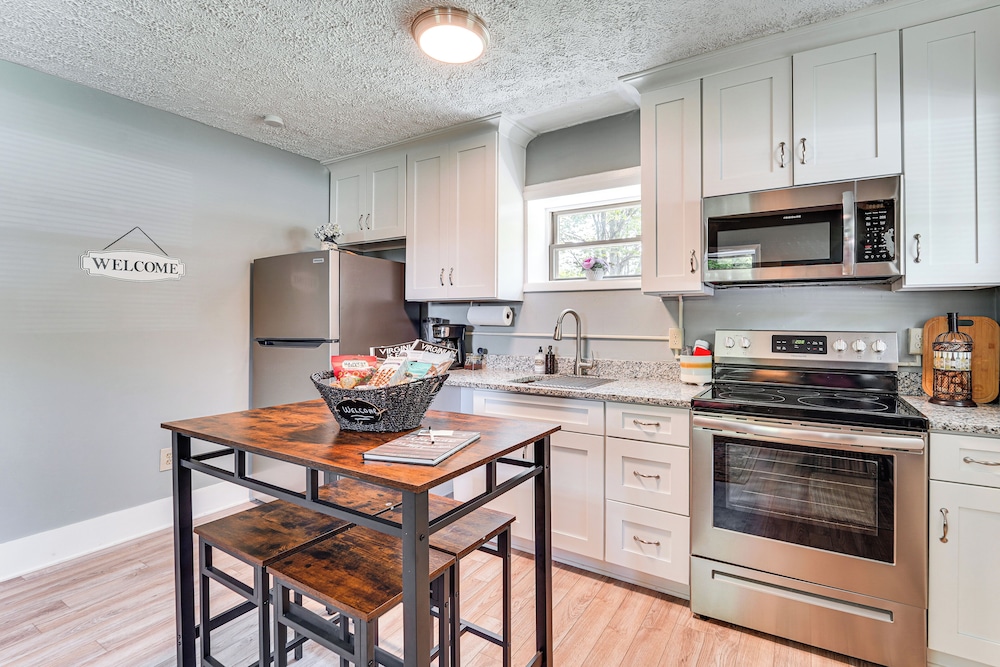 2 Mi to Main Street: Cozy Cabin in Monterey!
