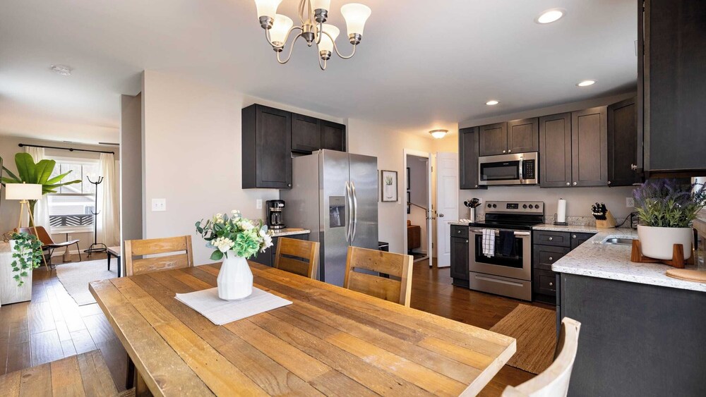 10 Townhomes, Sleeps 89 6 Mins to DT Asheville Sycamore Cove by Avantstay