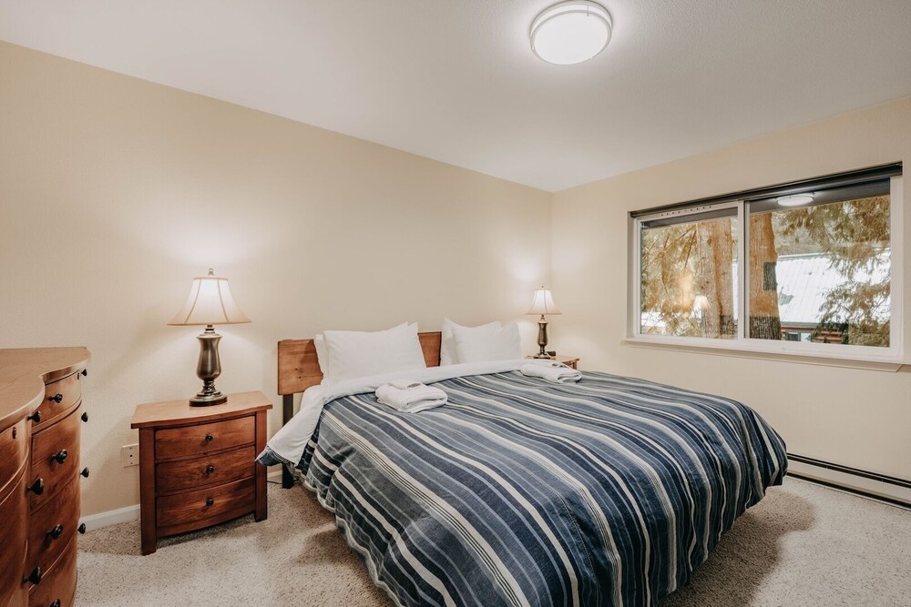 62sl - Hot Tub - Wifi - Fireplace - Pets Ok 3 Bedroom Home by Redawning view 5