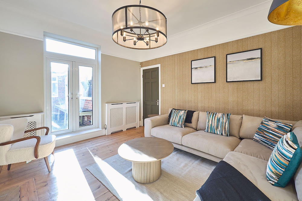 Host Stay Louvaine House