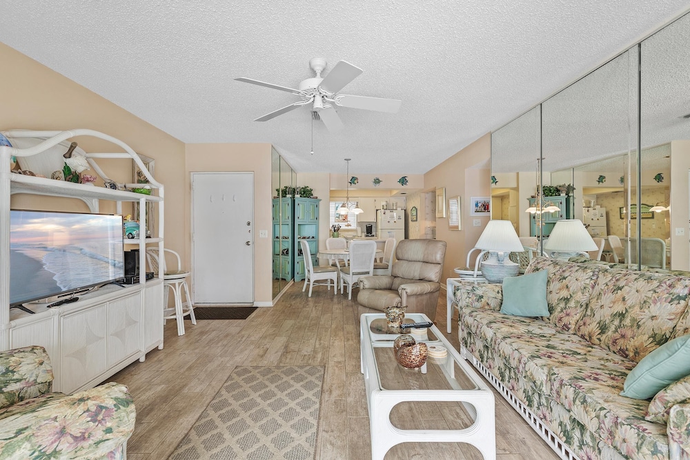 Colony Beach Club 220