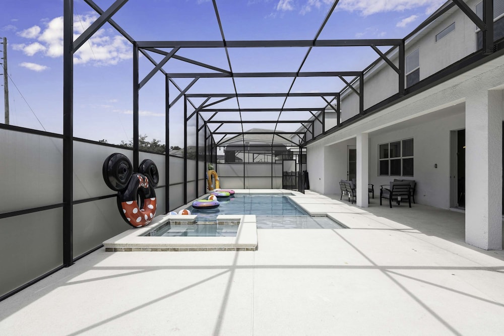 Family Villa w Pool Games n Themed Rooms