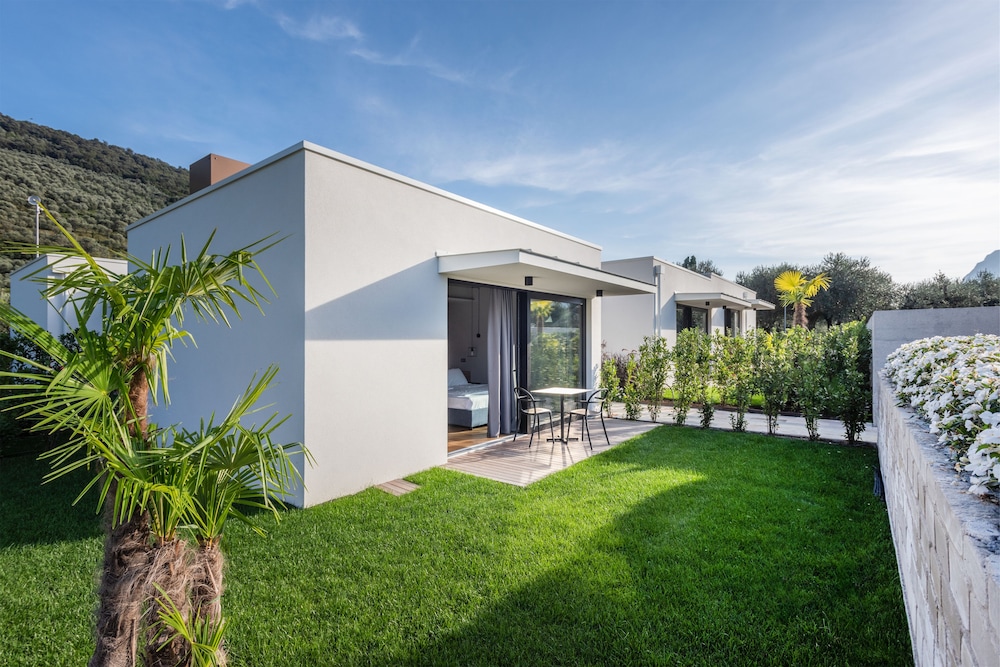 Oleeva Garda Living Adults Only