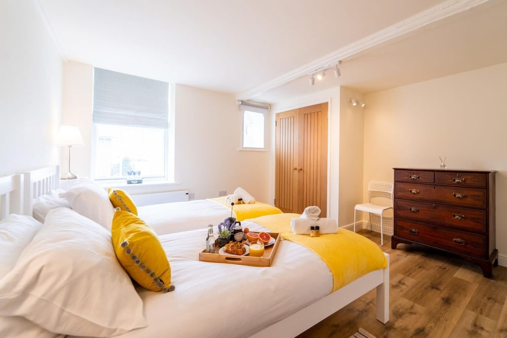 Stylish Spacious 1 bed Apartment - Downtown view 2