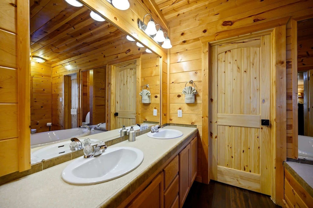 Outlaw Rose Cabin for 8!
