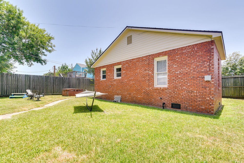 2 Mi to Beach: Galveston Vacation Rental!