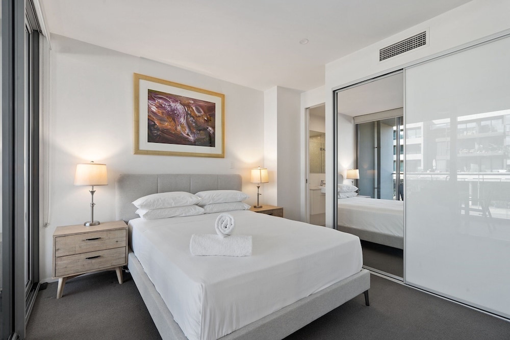 Spacious Lakefront Apartment With Pool Access