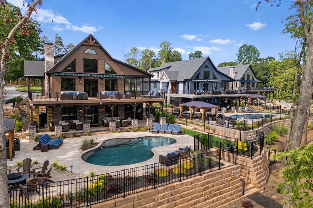 Black Bear Lodge by Avantstay Lakefront Dock Pool Theater Sleeps 20
