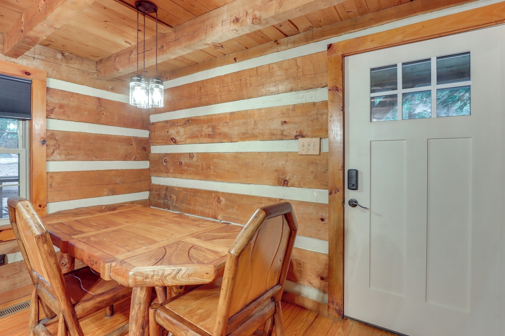 Near Hiking Trails: Hot Tub Haven in Ellijay!