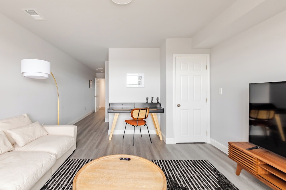 Chic & Cozy Philly Stay in City Center
