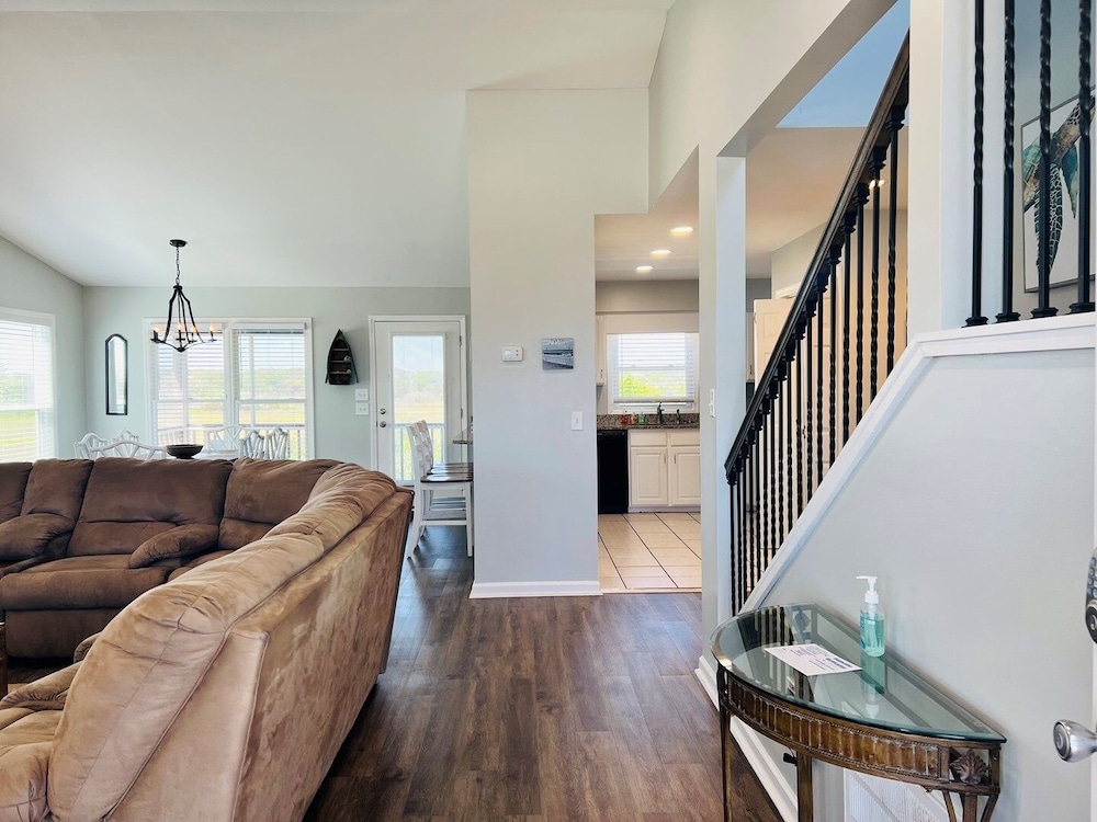 Just Breeze 'n 4 Bedroom Home by RedAwning