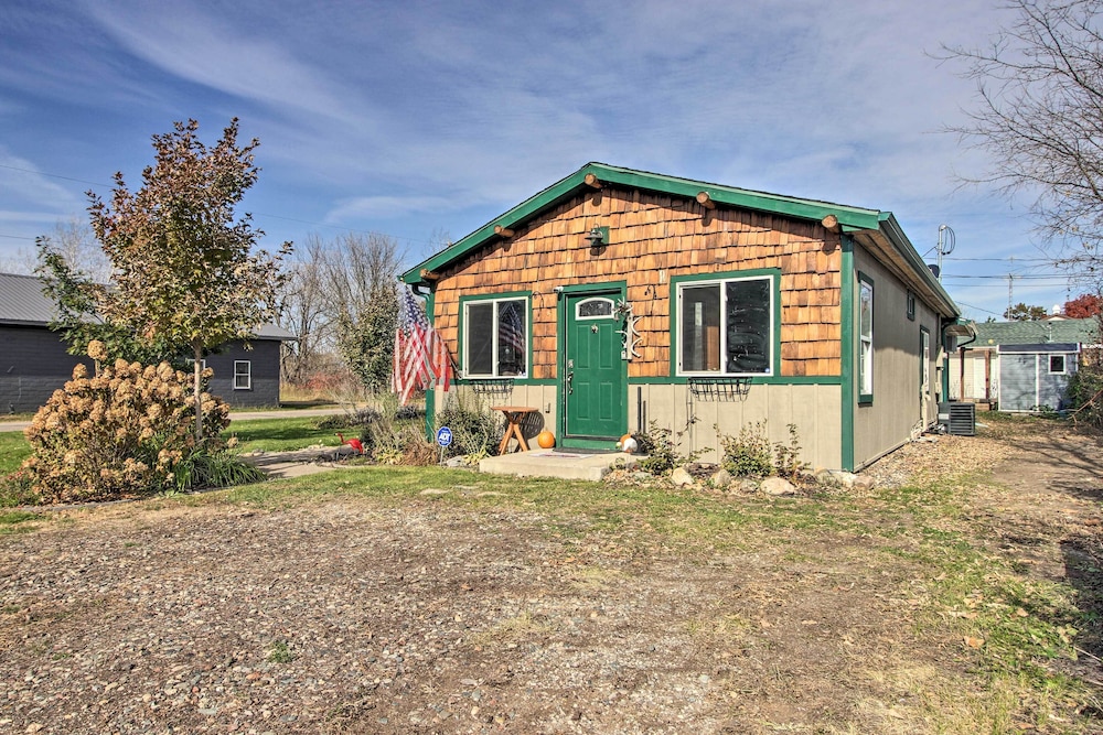 Quaint Ironton Getaway w/ Fire Pit, Gas Grill! view 4