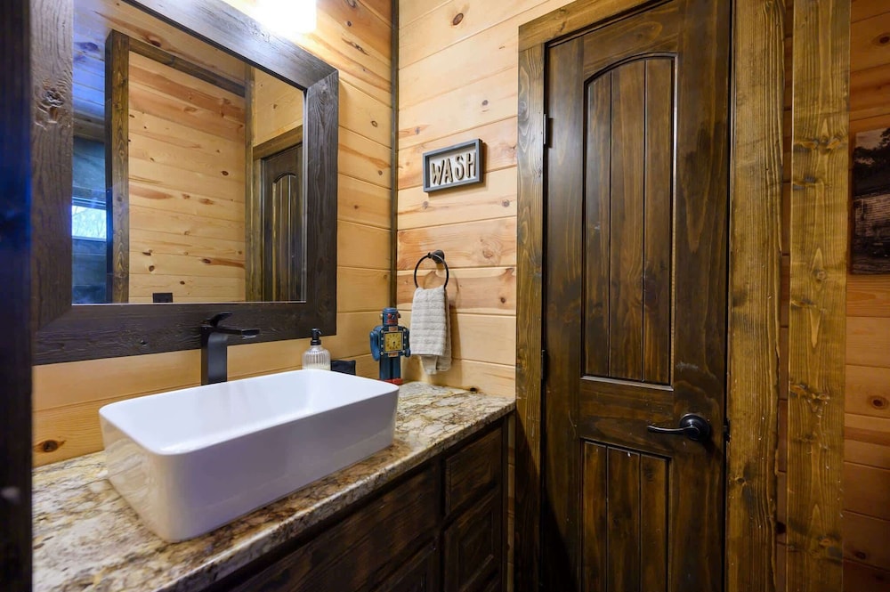 Cabin Vibe - Bunkroom - 3 King - Firepit - Shuffleboard