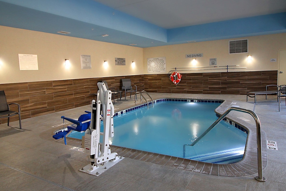 London Vacations - Fairfield Inn  Suites by Marriott London - Property Image 10