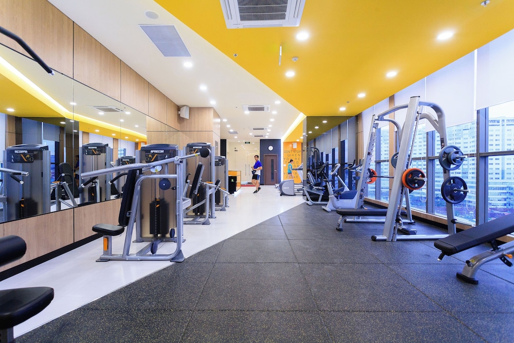 RIVERGATE apartment infinity pool & Gym
