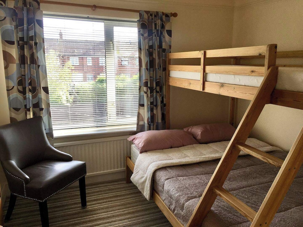 House-sleeps 5-parking-bbq-garden-patio
