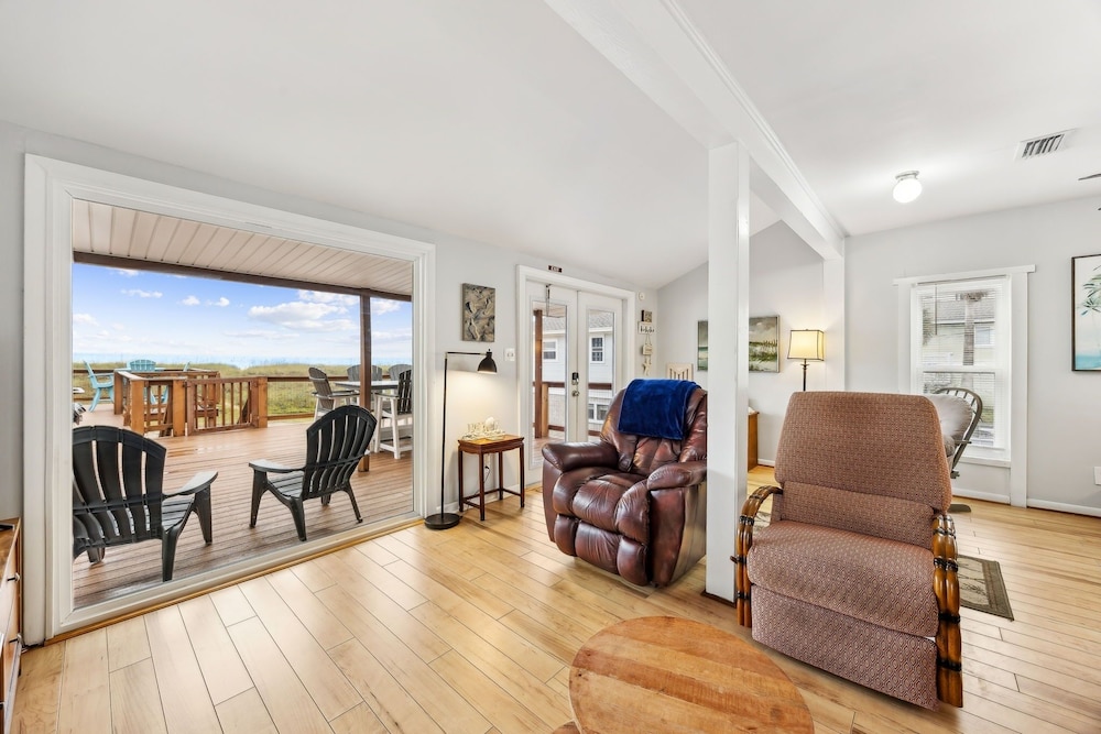 124 S Fletcher - Upstairs 2 Bedroom Duplex