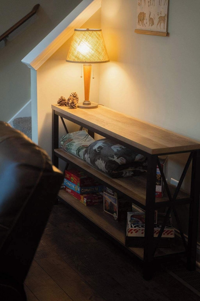 Modern 2 BD Cabin With hot tub & Games & Central Loc