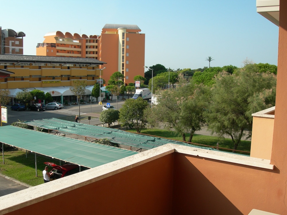 Beautiful Apartment For 5 People-swimming Pool-ac by Beahost Rentals