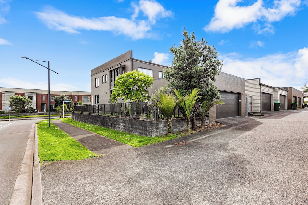 Comfy 4BR Home w/ Mt. Wellington View Zodiak Stays
