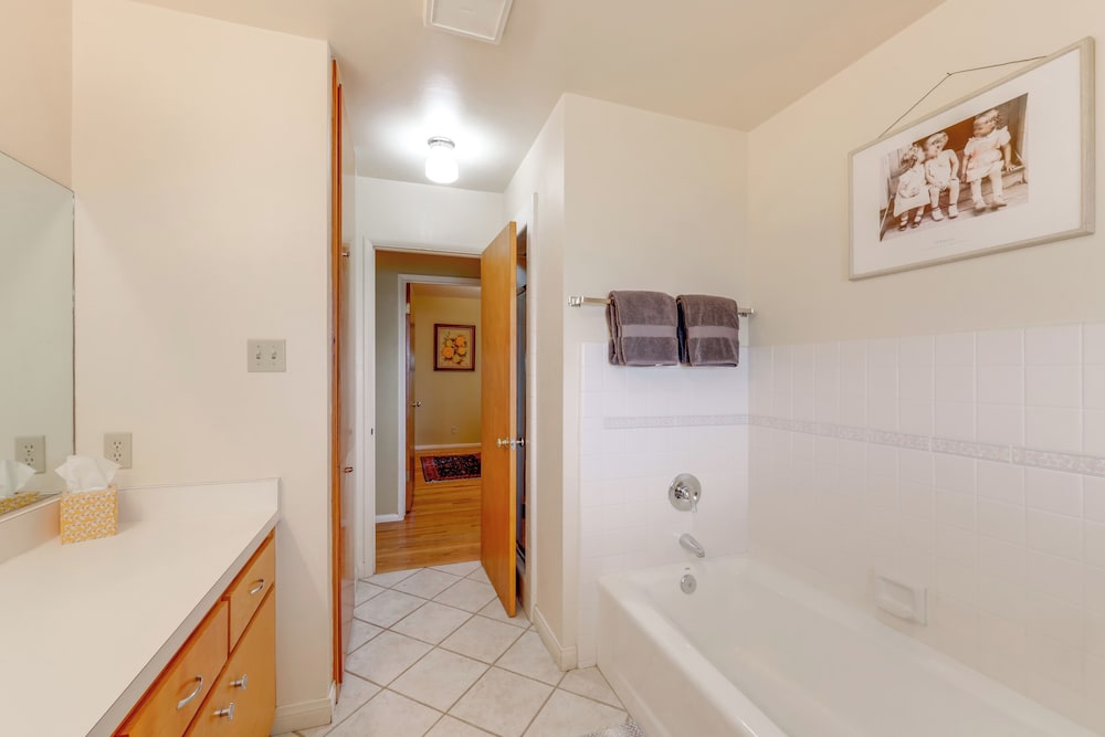 Near Eats & Wineries: Paso Robles Home w/ Patio!