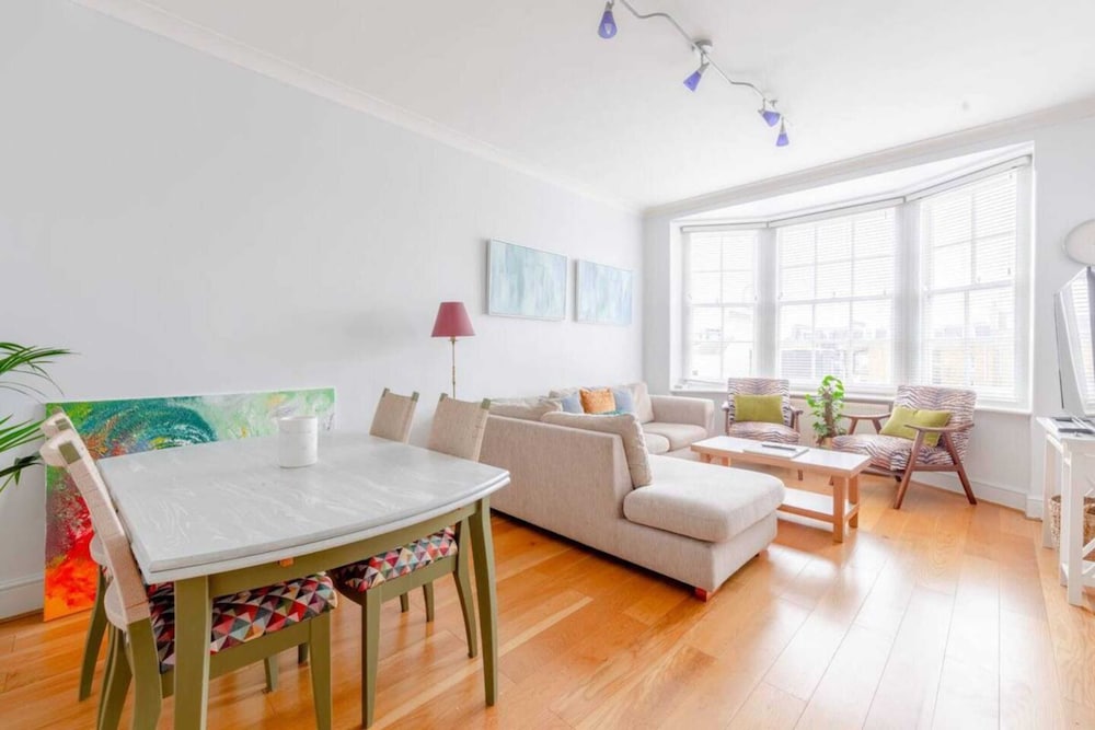 Central and Spacious 2 Bedroom Flat in Kensington