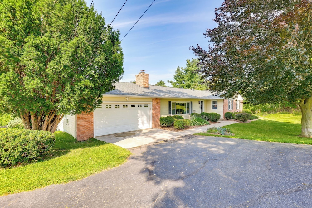 1440 Getaway w/ Yard & Deck ~ 16 Mi to Rochester