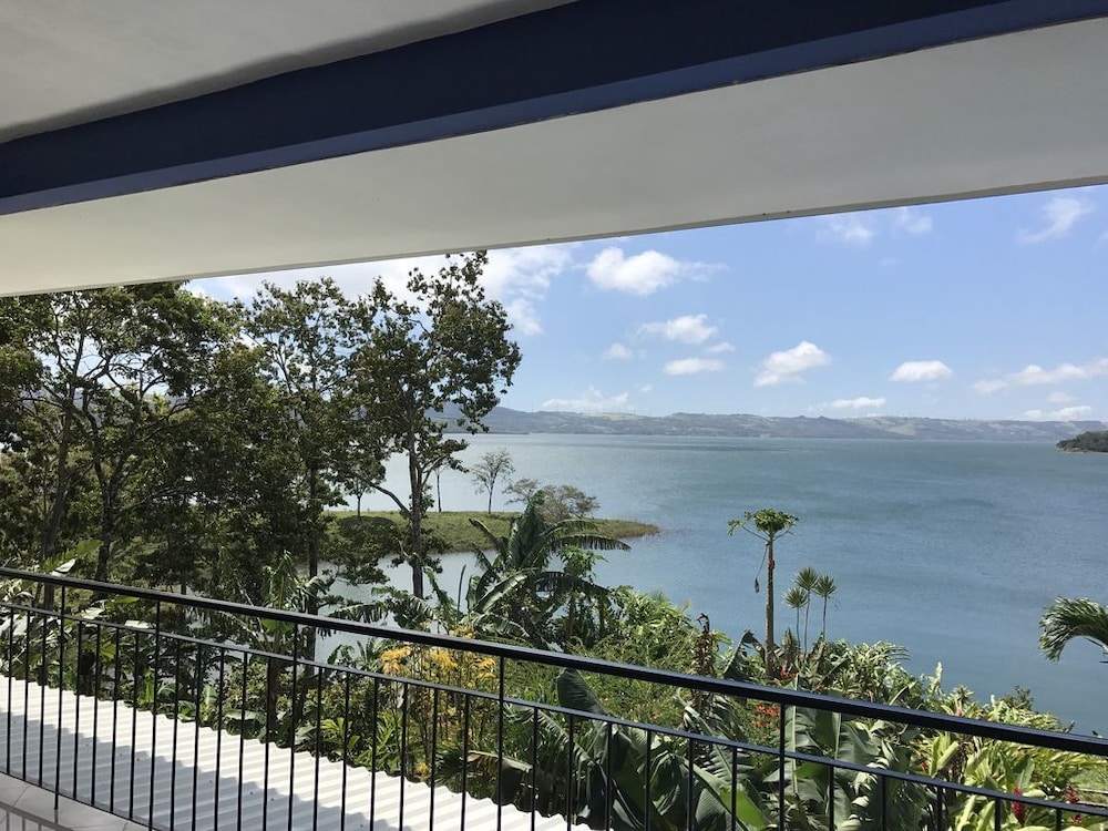 BlueBay Bugenvil Lake Lodge