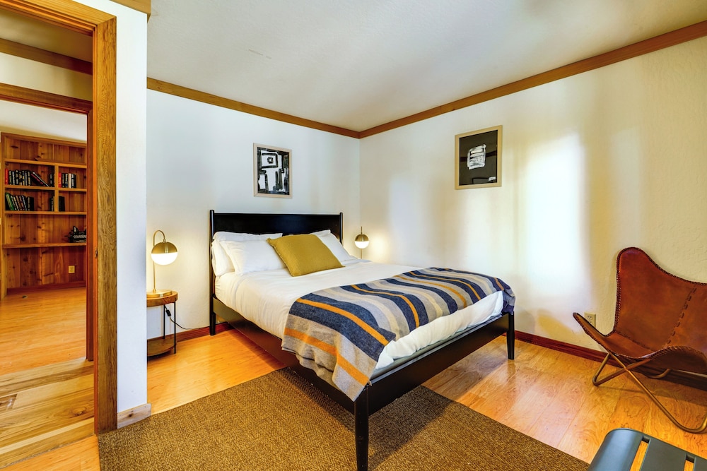 6 Mi to Ski Slopes! Family Tahoe Cabin w/ 3 Decks