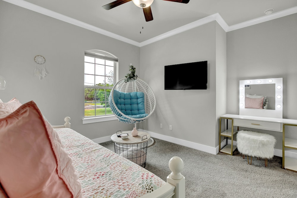 Stunning Luxury Home on Lake Lbj! - Property Image 37