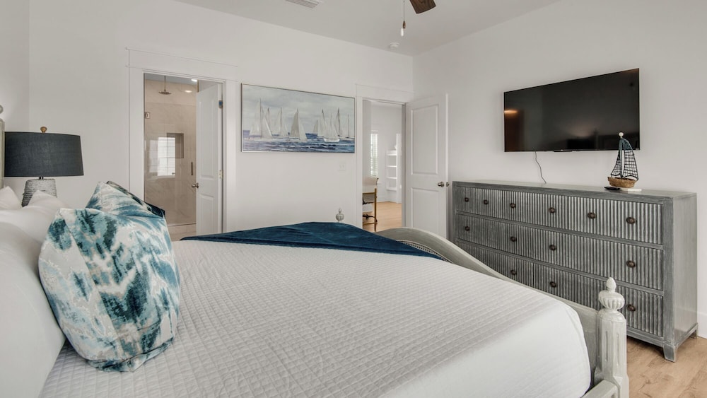 Spacious 4BR With 2 Master Suites, Golf Cart, .3 Miles to Beach - Sleeps 15