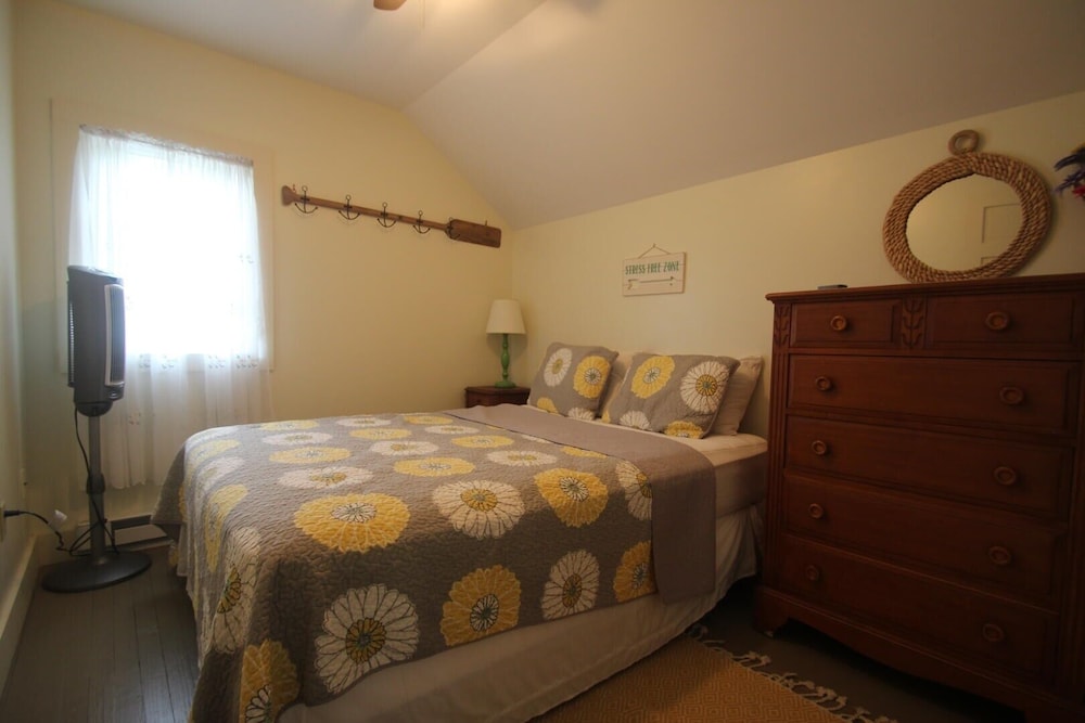 3314 Highland Ave. 4 Bedroom Home by RedAwning view 4